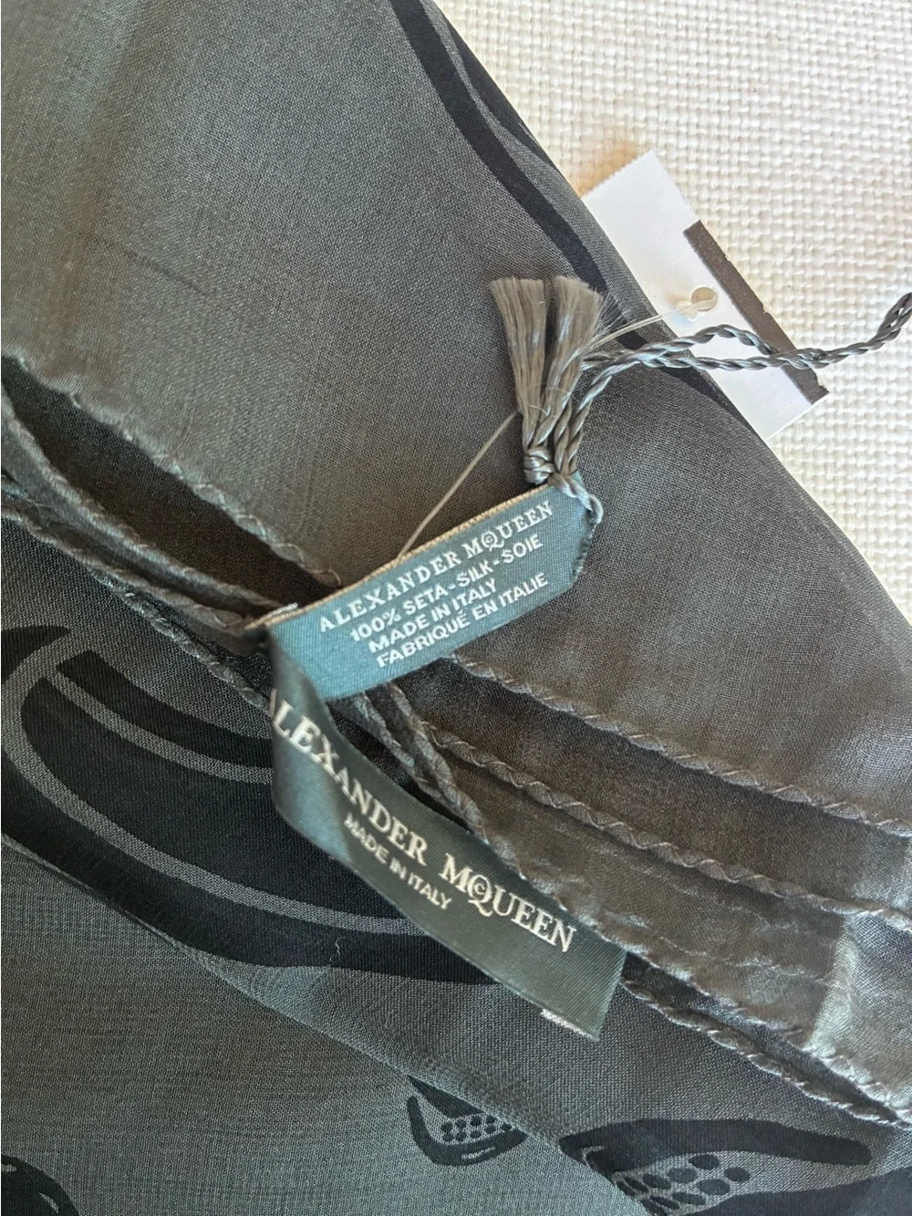 *NWT* Alexander McQueen 90*90cm 🩶 Gray Skull Silk Scarf ✨